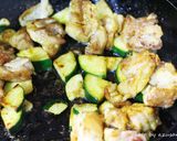 簡単♪鶏もも肉とズッキーニのカレー炒め作り方3写真