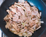 しめじと玉ねぎ入り♡豚肉のカレーマヨ炒め作り方6写真