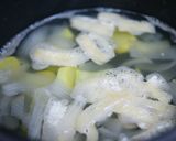 ズッキーニと玉葱、油揚げの味噌汁作り方4写真