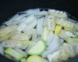 ズッキーニと玉葱、油揚げの味噌汁作り方3写真