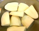 鶏手羽元とジャガイモのカレー風煮込み作り方1写真