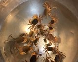 ビールのつまみに最高〜☆サワガニの素揚げ作り方1写真