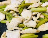 鶏肉とアスパラくたくた煮のマヨかけソテー作り方3写真
