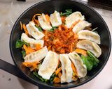 冷凍餃子と野菜で簡単！旨辛キムチ餃子鍋作り方6写真
