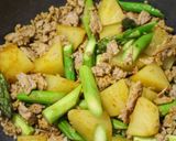 アスパラと豚ひき肉のオイスターカレー炒め作り方6写真