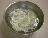 玉ねぎとトマトのめんつゆ和え作り方1写真