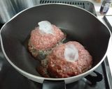 【肉汁たっぷり】アイスinハンバーグ作り方5写真