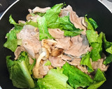 簡単☆豚肉とシメジとレタスの塩麹炒め作り方2写真