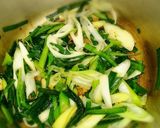 鯖水煮缶詰めでニラとネギの卵炒め！作り方2写真