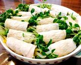 豚肩ロースdeもやし豆苗巻き〜もずく酢〜作り方3写真