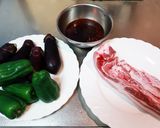 簡単！厚切り豚バラ肉と夏野菜の甘辛炒め作り方1写真
