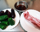 簡単！厚切り豚バラ肉と夏野菜の甘辛炒め作り方1写真