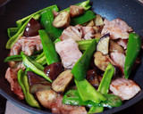 簡単！厚切り豚バラ肉と夏野菜の甘辛炒め作り方7写真