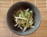 特製のたれでキュウリとタマネギの酢の物作り方6写真