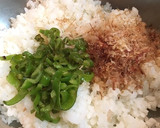 万願寺とうがらしとオカカのおにぎり作り方2写真