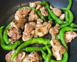 鶏肉と甘長とうがらしのスパイシー香り炒め作り方3写真