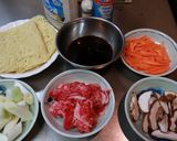 簡単☆すき焼き風♪甘辛味の焼きそば作り方1写真