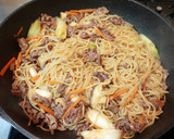 簡単☆すき焼き風♪甘辛味の焼きそば作り方8写真