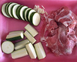 ズッキーニと豚肉のオイマヨ炒め♪作り方2写真