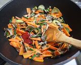 本しめじ、ヒラタケ、夏野菜のソース炒め作り方9写真