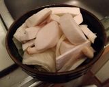ｷｬﾍﾞﾂ、ｷﾉｺ、めんつゆとｺﾞﾏ油。作り方1写真