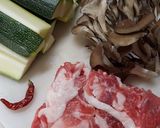 ズッキーニと豚こま切れ肉団子の煮物。作り方1写真
