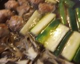 ズッキーニと豚こま切れ肉団子の煮物。作り方5写真