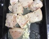 簡単！鶏胸肉のガーリックバター醤油炒め☆作り方2写真