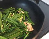 ささっと出来る 鶏肉のニラ玉作り方2写真