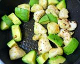 夏の疲労回復に♪鶏むね肉のガリバタ炒め作り方4写真