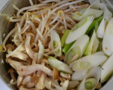 鶏むね肉ともやし しめじの味噌コンソメ煮作り方4写真