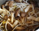 霜降りひらたけと もやしワカメのお吸い物作り方2写真