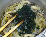 霜降りひらたけと もやしワカメのお吸い物作り方4写真