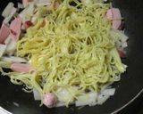 魚肉ソーセージと梅の和風☆焼きそば醤油味作り方3写真