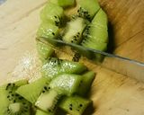 キウイでやわらか!鶏もも肉のバター醤油作り方1写真