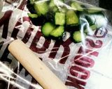 簡単副菜！叩き胡瓜のピリ辛蒸し鶏作り方2写真