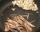 簡単ヤマブシタケとごぼうのアンチョビ炒め作り方3写真
