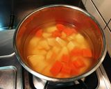 玉ねぎのこ鶏肉卵を炒めた料理作り方1写真