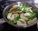 食感はナス!?リンゴとピーマンの味噌炒め作り方2写真