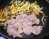 ヘルシー！鶏野菜の黒糖黒酢炒め作り方3写真