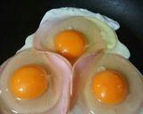 朝食に！黄身がハムの上のハムエッグ作り方2写真