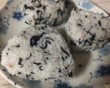 簡単☆昆布館のひじきふりかけでおにぎり作り方4写真