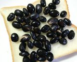 蒸し黒豆・黒胡麻・塩昆布の和トースト作り方3写真