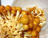 株とりなめこと豚肉の塩バター炒め♡作り方2写真