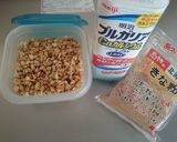 飲むヨーグルトにフルグラ&きな粉作り方1写真