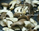 ひらたけと獅子唐のおかかバター炒め作り方3写真