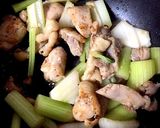 超簡単★時短★鶏肉とセロリの塩麹炒め作り方4写真