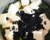簡単朝食♬小松菜と豆腐 ワカメのお味噌汁作り方3写真
