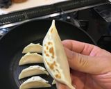 パクチーとトマトのサラダ乗せの焼き餃子作り方9写真