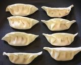 パクチーとトマトのサラダ乗せの焼き餃子作り方8写真